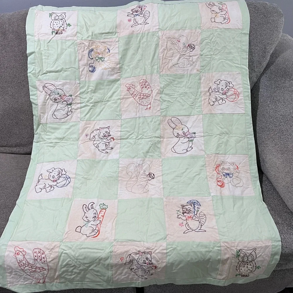 Vtg Handmade Embroidered Animal Baby‎ Quilt Green White Checkerboard 36x48